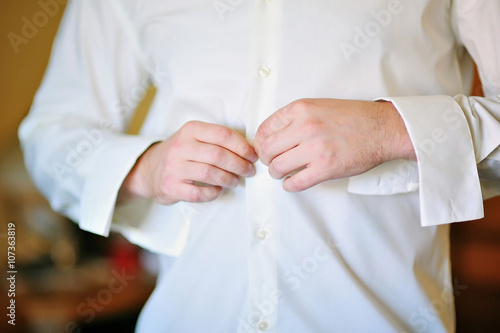 groom in morning wears white shirt to wedding