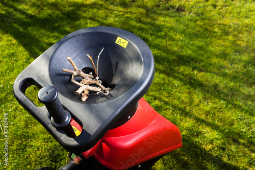 Roter Häcksler im Garten