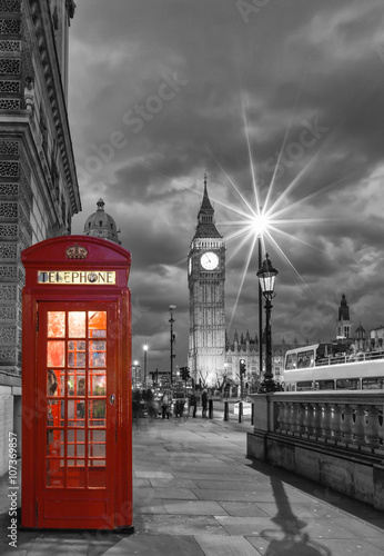 Rote Telefonzelle vor dem Big Ben in London bei Nacht