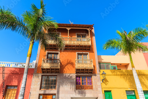 Canvas Print Colourful houses and palm trees on street in Puerto de la Cruz town, Tenerife, C