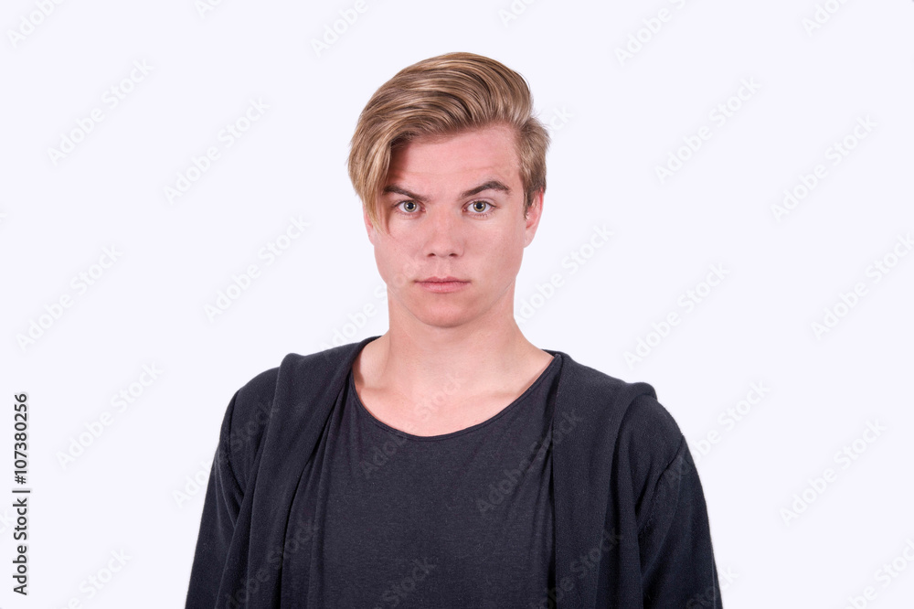 Teenager / junger Mann vor grauem Hintergrund