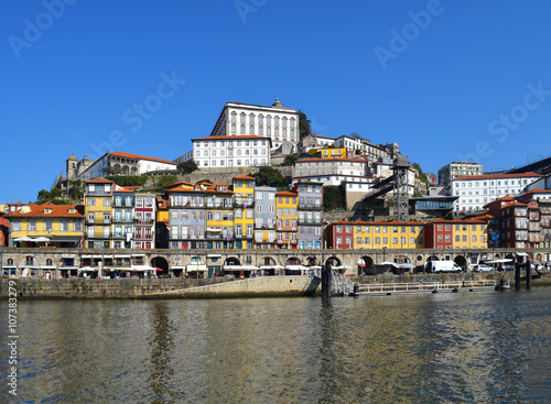 les immeubles colorés de Porto , sur les rives du Douro