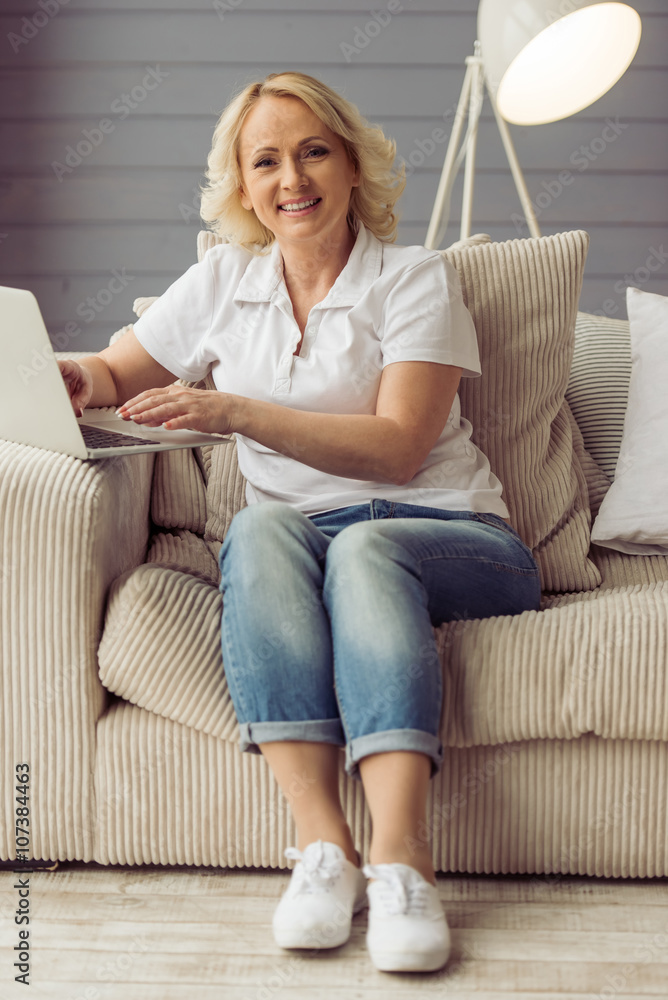 Obraz premium Beautiful old woman