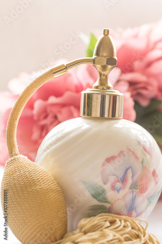 Bath arrangement with parfume bottle,