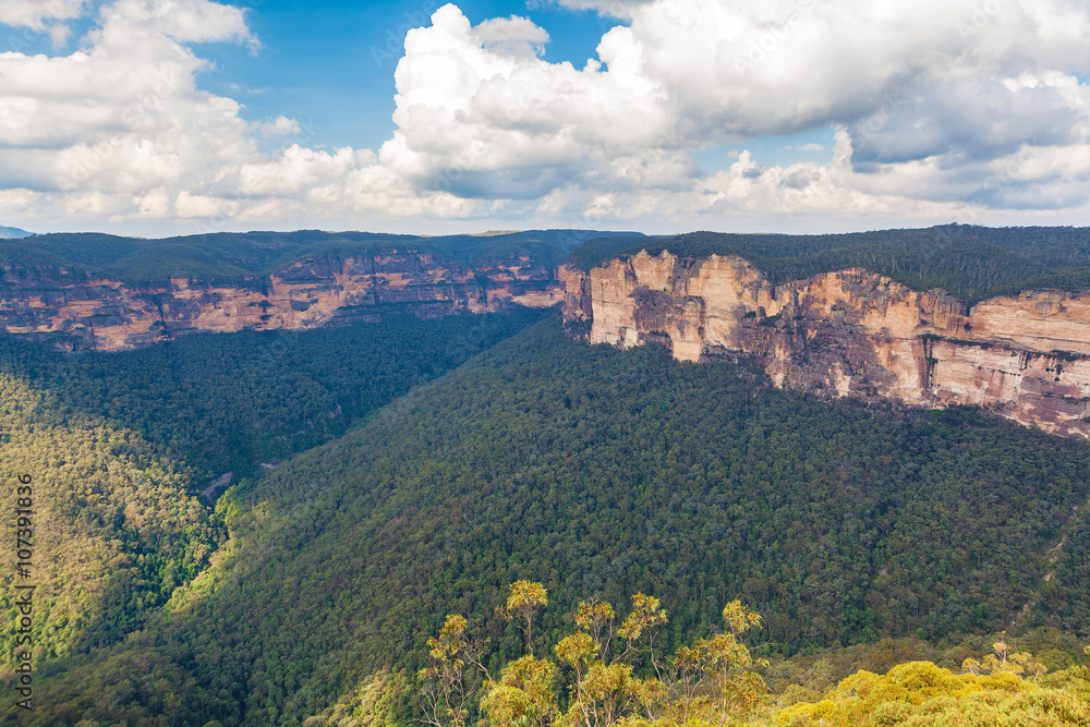 Blue Mountains rocky outcrops viewed from Evans lookout. Katoomba, New South Wales, Australia.