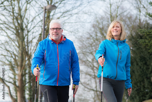 paar treibt gemeinsam nordic walking sport