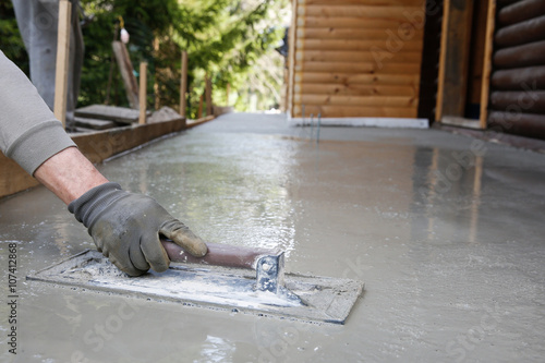 Obraz na płótnie Mason leveling and screeding concrete floor base w salonie
