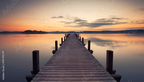 kurz vor Sonnenaufgang am See, alter Holzsteg © Jenny Sturm