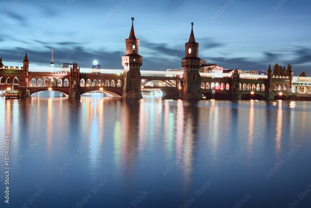 Naklejka premium Oberbaumbrücke in Berlin Kreuzberg zur blauen Stunde