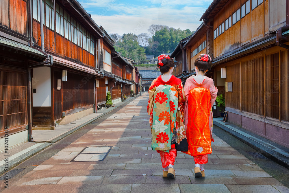 Naklejka premium Japońska gejsza w Higashi-Chaya-gai - dystrykt Geisha w Kanazawa w Japonii
