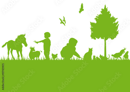 Silhouetten Kinder mit Tieren auf Bauernhof