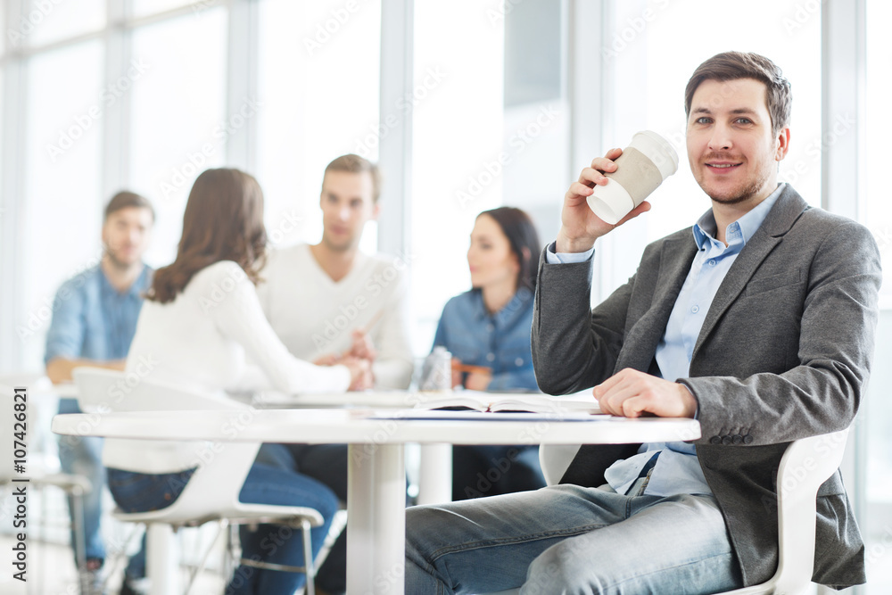 Obraz premium Positive man drinking coffee.