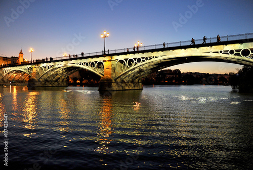 Atardecer en el puente de Triana, Sevilla, España © joserpizarro