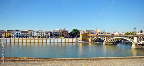 Calle Betis, río Guadalquivir y puente de Triana, Sevilla, España