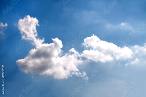 Blaue Schattierungen - Wolkenhimmel aus weißen Wolken und strahlendem Blau