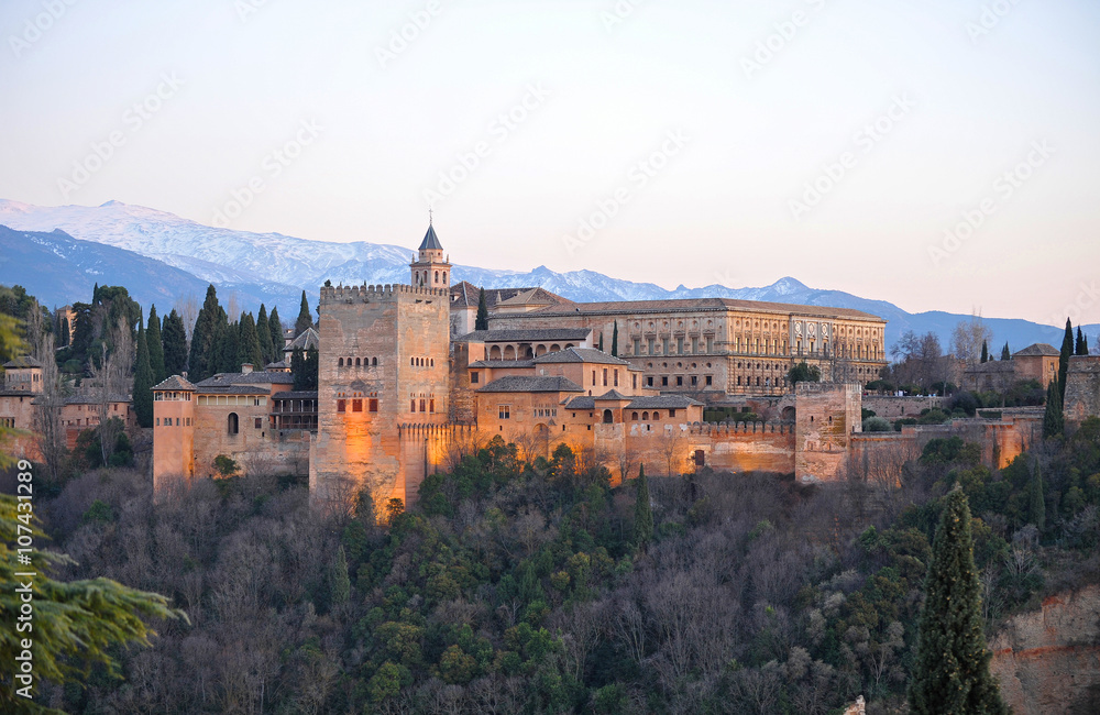 La Alhambra, la Torre de Comares y el Palacio de Carlos V con la Sierra Nevada al fondo, Granada España