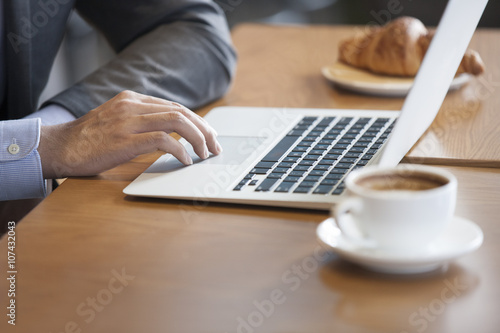 Businessman working with laptop in caf_