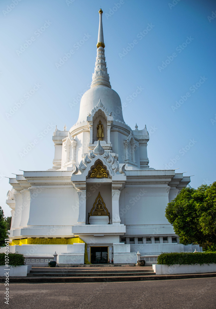 Fototapeta premium Beautiful White pagoda