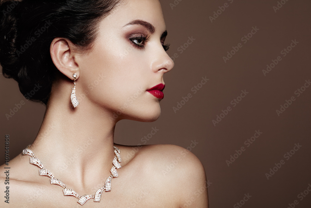 Fototapeta premium Fashion portrait of young beautiful woman with jewelry. Brunette girl. Perfect make-up. Beauty style woman with diamond accessories