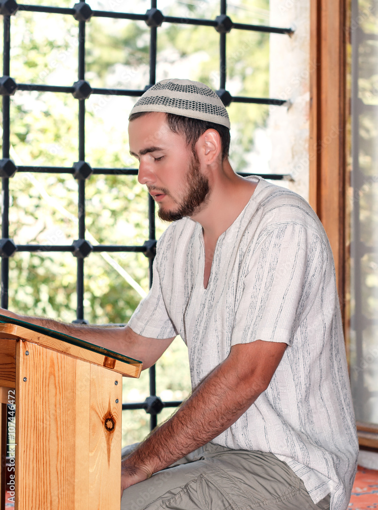 Fototapeta premium Muslim men in the mosque 