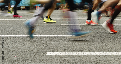 Piernas de Corredores en movimiento