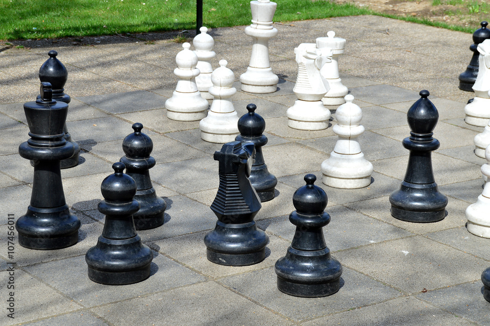 Schach mit Riesenfiguren im Park