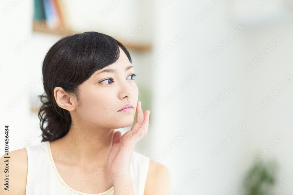 肌の綺麗な女性