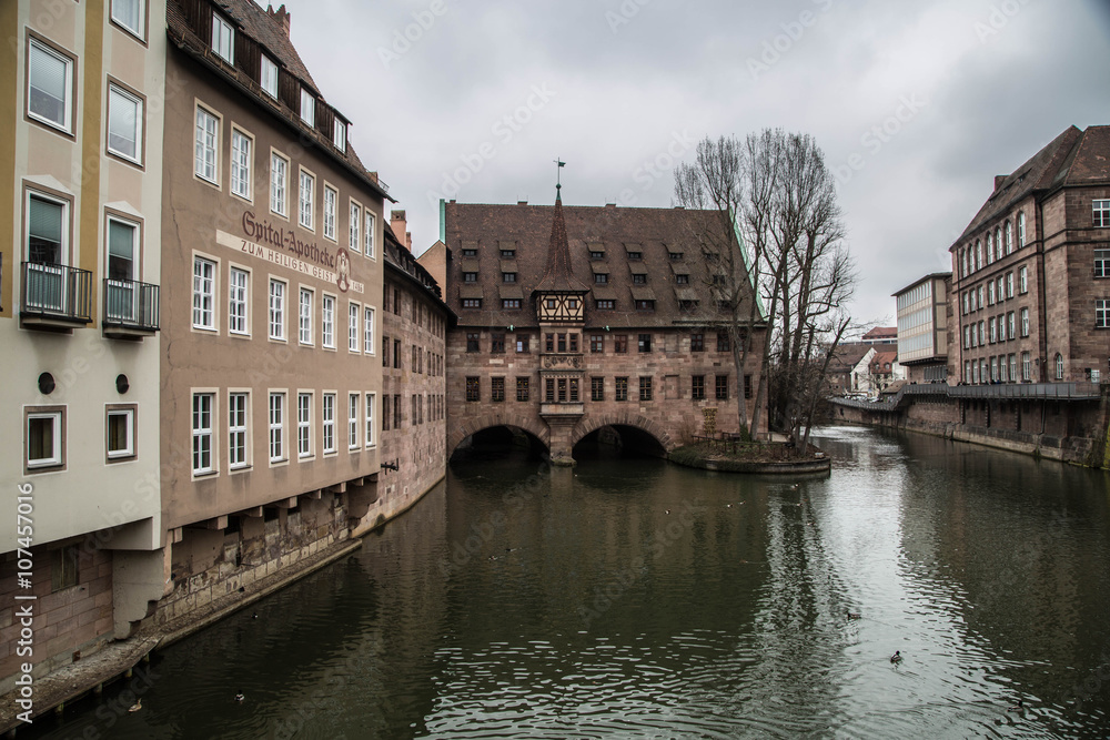mittelalterlicher Brücke in Nürnberg mit Spiegelung im Fluss