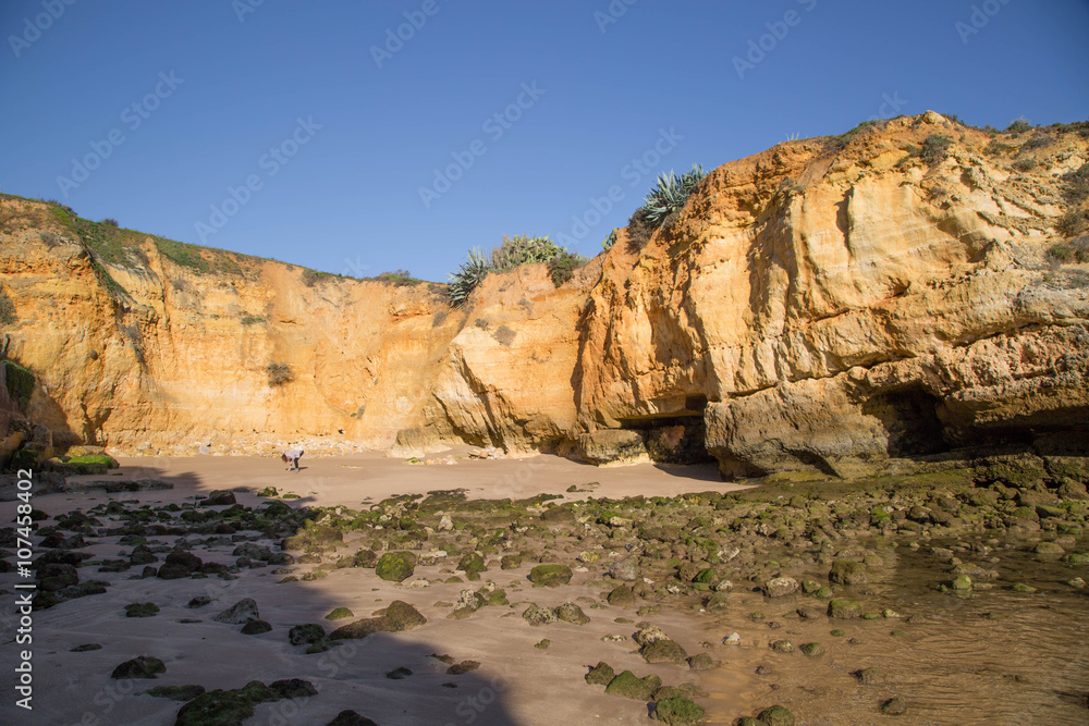 traumhafte, menschenleere Algarve Küste mit leuchtenden Felsen und glasklarem Meer