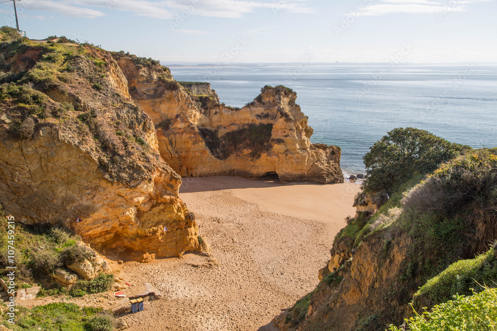 wunderschöne Küstenlandschaft an der Algarve im Frühling wunderschöne Küstenlandschaft an der Algarve im Frühling