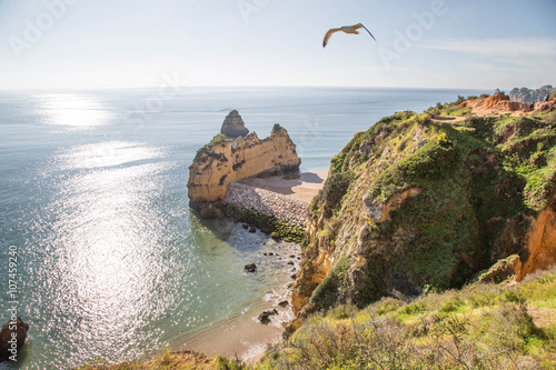 traumhafte, menschenleere Algarve Küste mit leuchtenden Felsen und glasklarem Meer