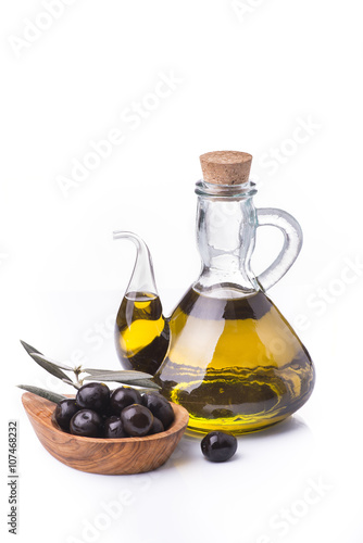 oliera con olio extravergine e olive nere