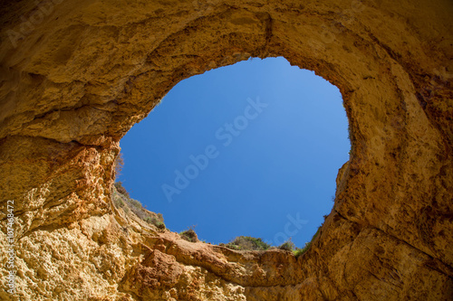 Loch in Felsen an der Decke an der Algarve  Portugal