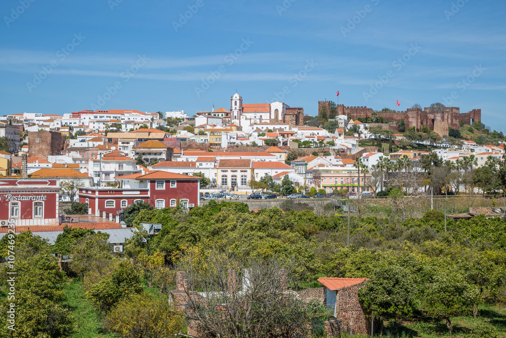rote Burg und Stadtpanorama in Silves, Portugal