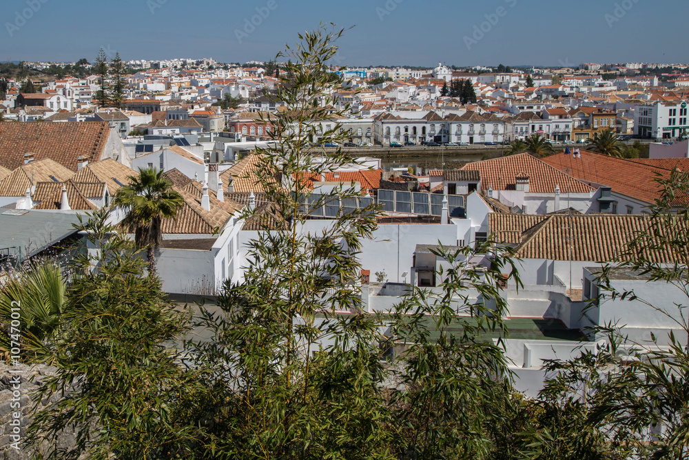 Stadtpanorama und Sehenswürdigkeiten von Tavira, Algarve, Portugal