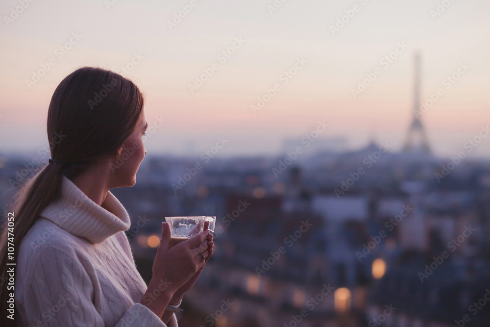 Naklejka premium podróż do Paryża, kobieta spoglądająca na wieżę Eiffla i piękna panorama miasta