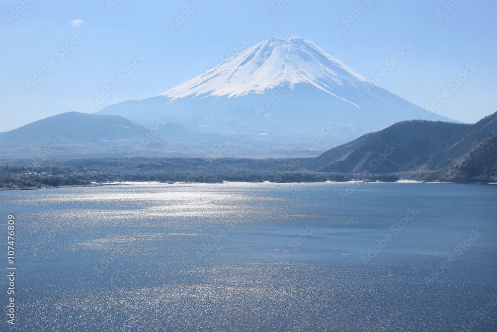 本栖湖/雪で白く染まった富士山