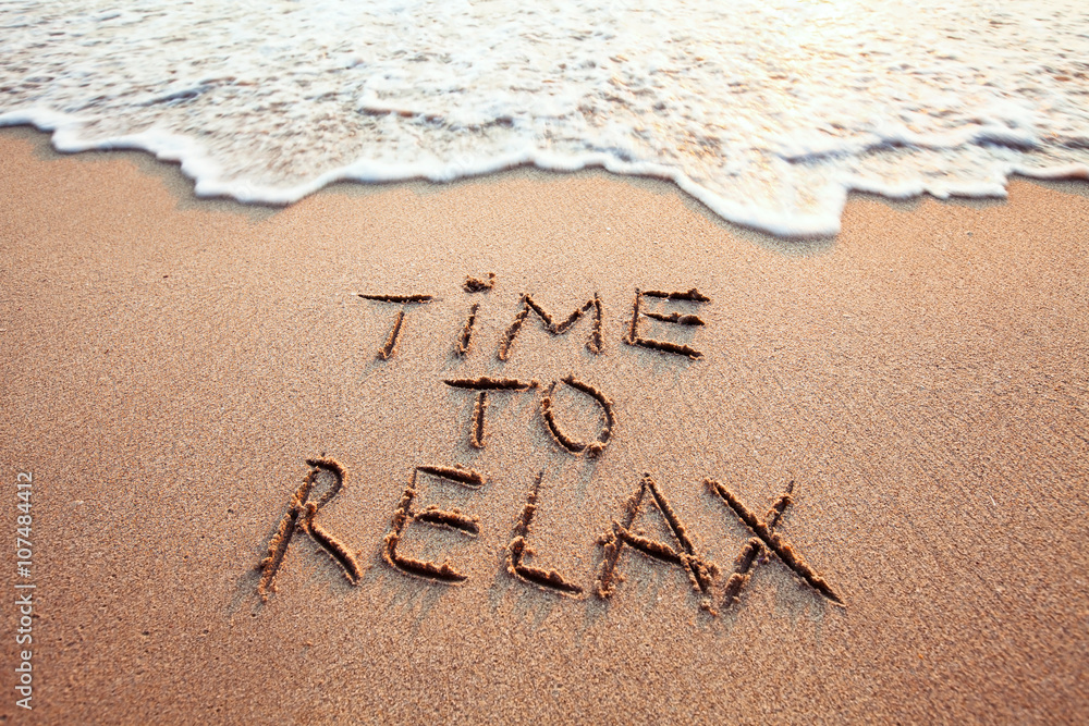 Fotografering, Billede time to relax, concept written on sandy beach på  Europosters.dk