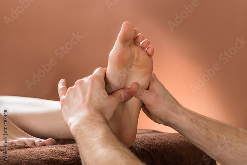 Foto Woman Receiving Foot Massage