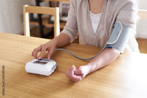 血圧を測る女性