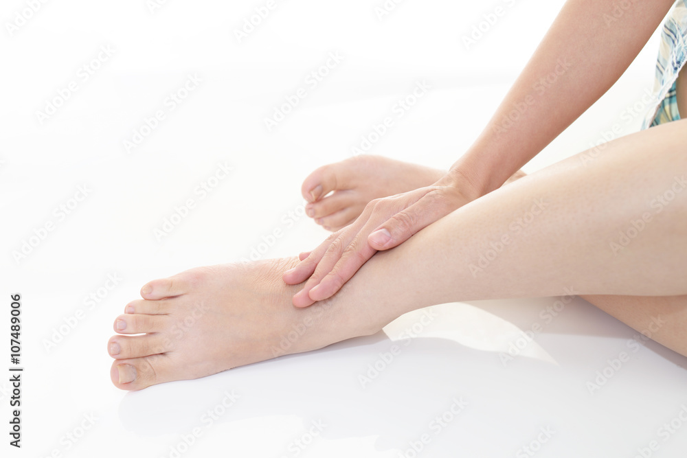 Obraz premium フットケアをする女性