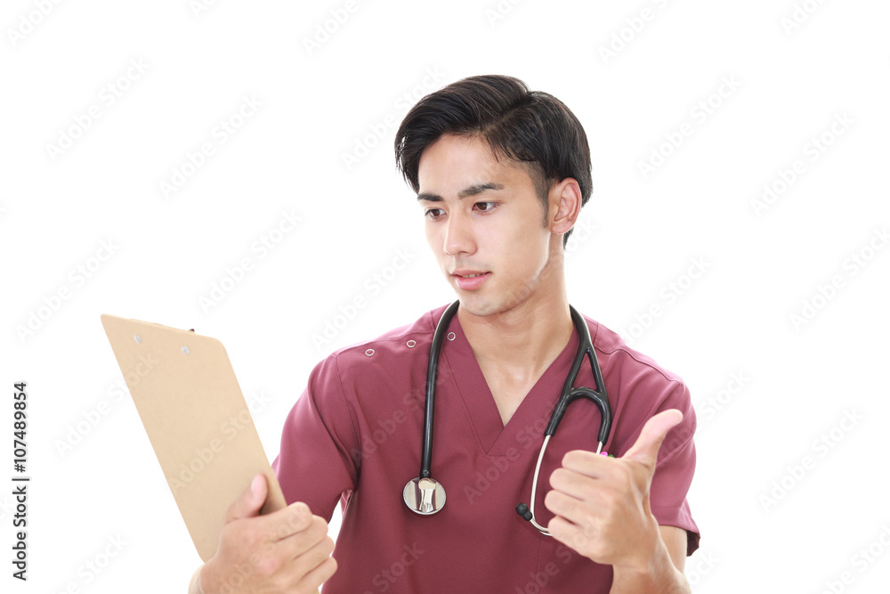 真剣な表情の医師