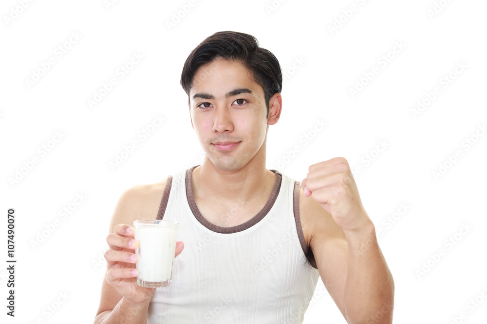 牛乳を飲む男性