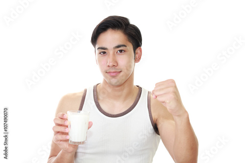 Obraz na płótnie 牛乳を飲む男性 w salonie