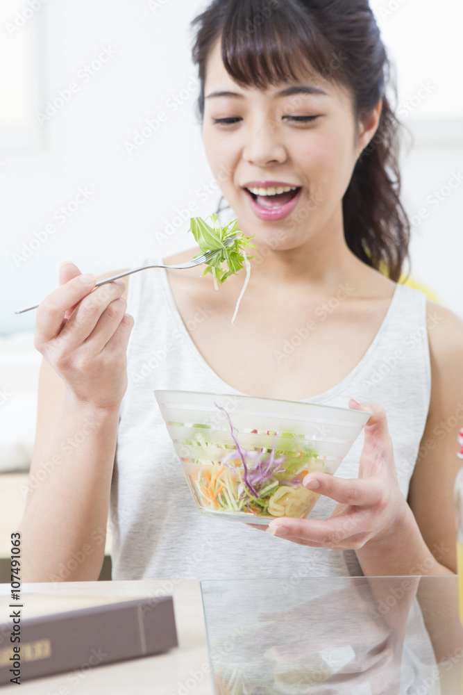 サラダを食べる女性