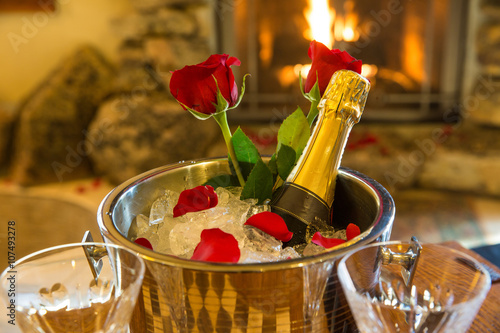 Fotografie, Obraz Romantický pokoj s šampaňským lopatou a růže