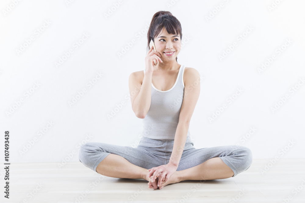 電話する女性 電話する女性