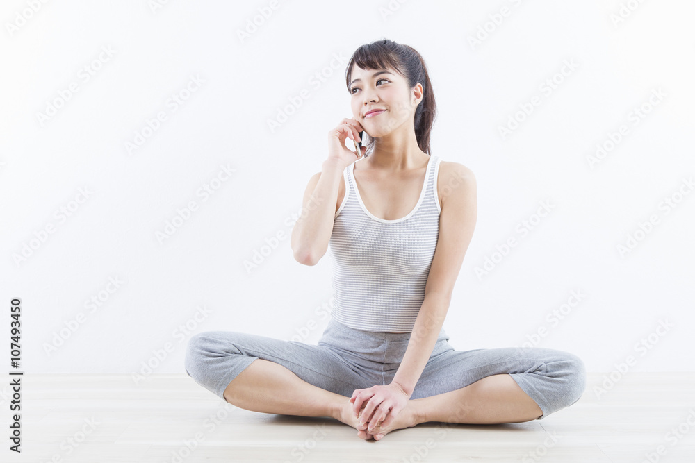 電話する女性 電話する女性