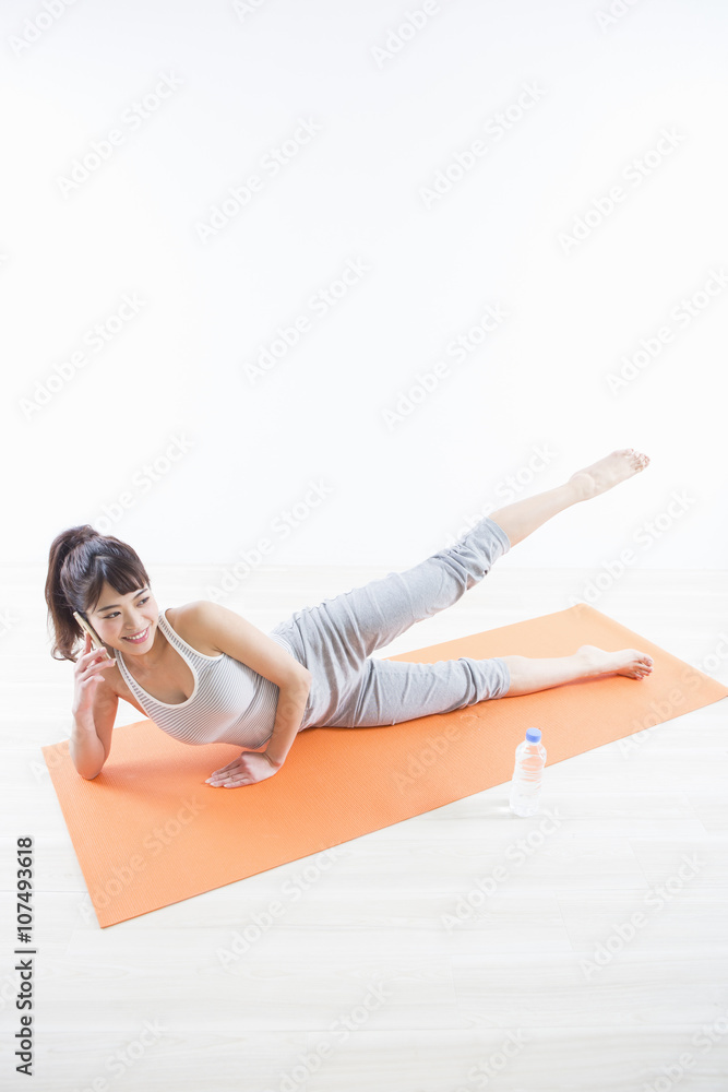 Fototapeta premium 運動しながら電話する女性