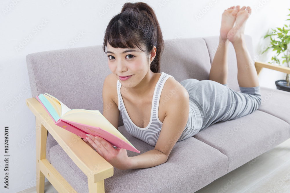 本を読む女性 本を読む女性
